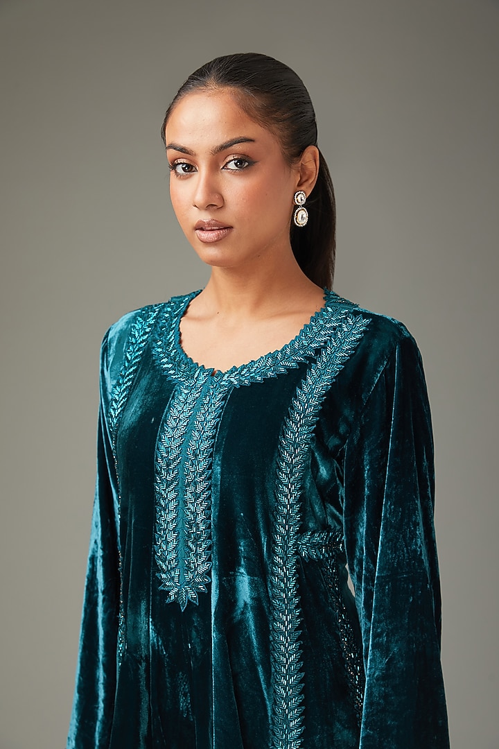 Blue Silk Velvet Japanese Cutdana Handwork Kurta Set by LABEL ARRV at Pernia's Pop Up Shop