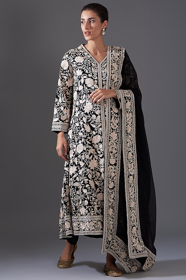 Black Georgette Floral Embroidered Kurta Set by LABEL ARRV at Pernia's Pop Up Shop