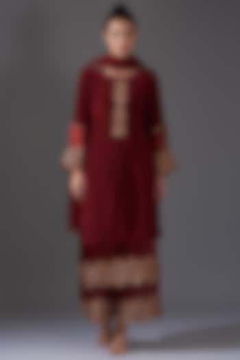 Maroon Crepe & Organza Golden Zari Embroidered Kurta Set by LABEL ARRV at  Pernia's Pop Up Shop 2026