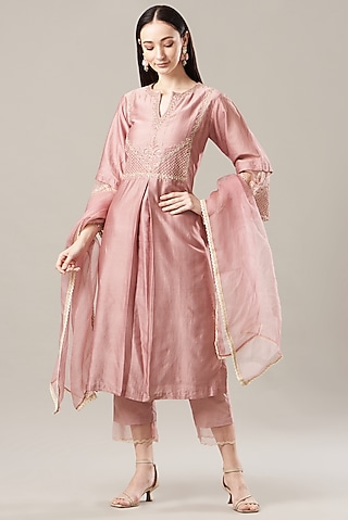Blush Pink Embroidered Kurta Set by Anushka Repswal-Sewing love