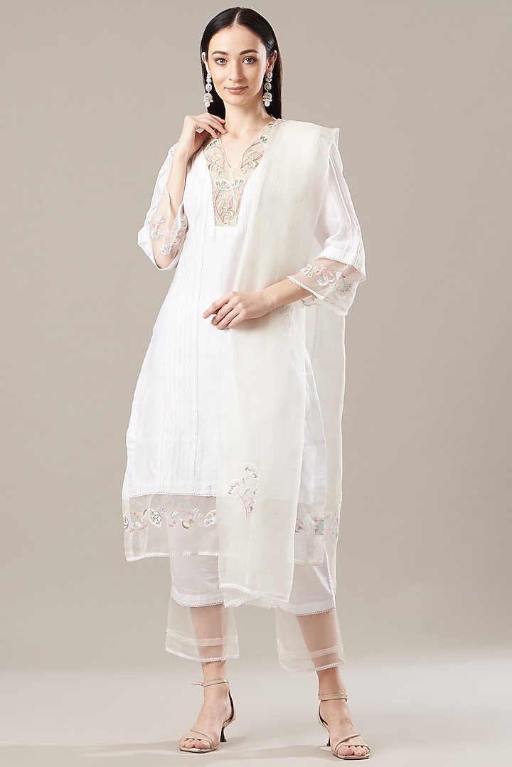 Off-White Chanderi Hand Embroidered Kurta Set by Anushka Repswal-Sewing love at Pernia's Pop Up Shop