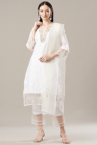 Off-White Chanderi Hand Embroidered Kurta Set by Anushka Repswal-Sewing love