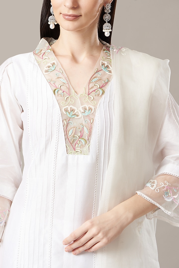 Off-White Chanderi Hand Embroidered Kurta Set by Anushka Repswal-Sewing love at Pernia's Pop Up Shop