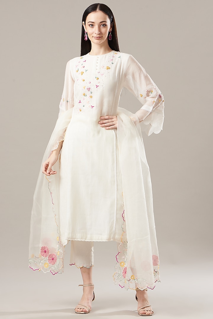 Off-White Chanderi Embroidered Kurta Set by Anushka Repswal-Sewing love at Pernia's Pop Up Shop