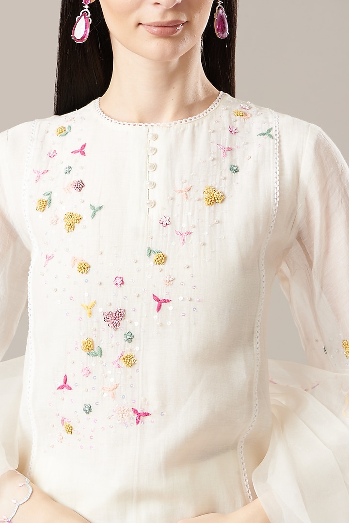 Off-White Chanderi Embroidered Kurta Set by Anushka Repswal-Sewing love at Pernia's Pop Up Shop
