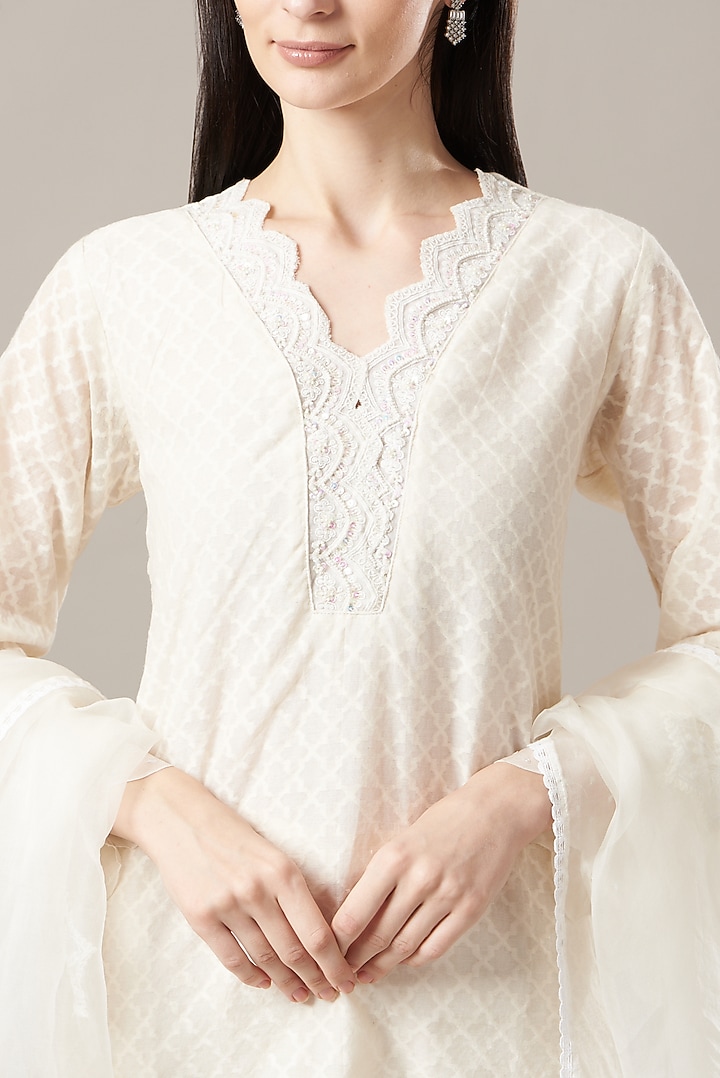 Off-White Embroidered Kurta Set by Anushka Repswal-Sewing love at Pernia's Pop Up Shop