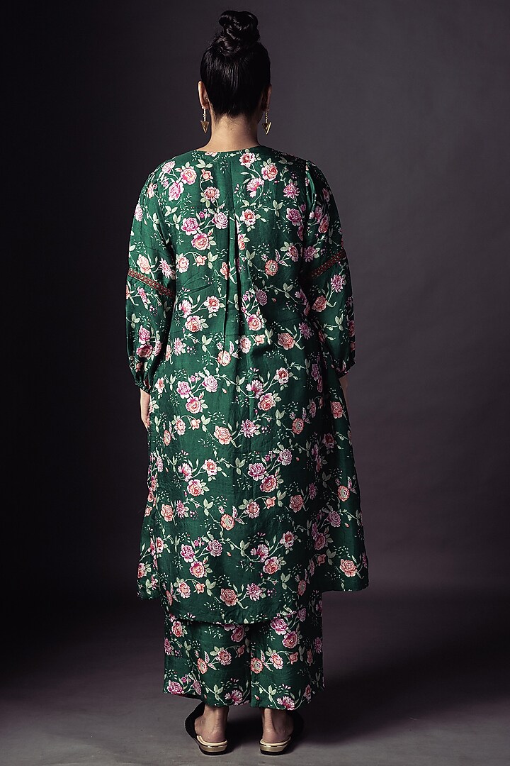 Emerald Green Embroidered Kurta Set by ARTE-ALTER at Pernia's Pop Up Shop