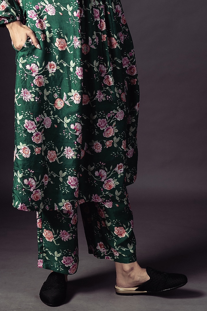 Emerald Green Embroidered Kurta Set by ARTE-ALTER at Pernia's Pop Up Shop