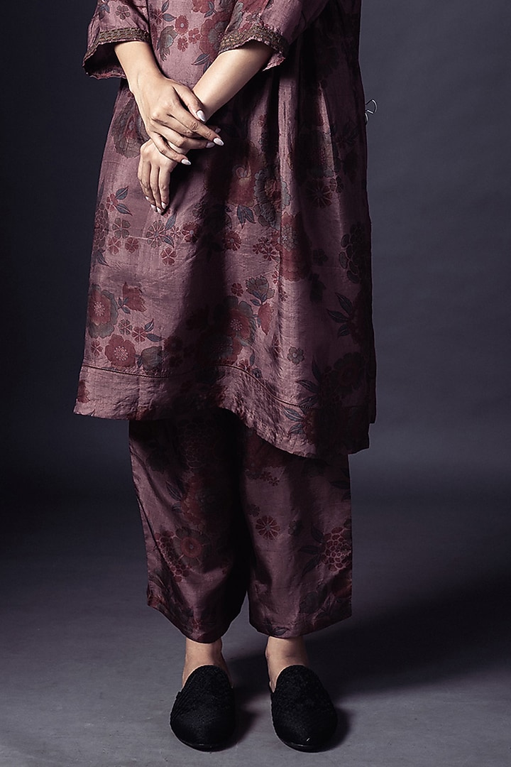 Grey Embroidered Kurta Set by ARTE-ALTER at Pernia's Pop Up Shop