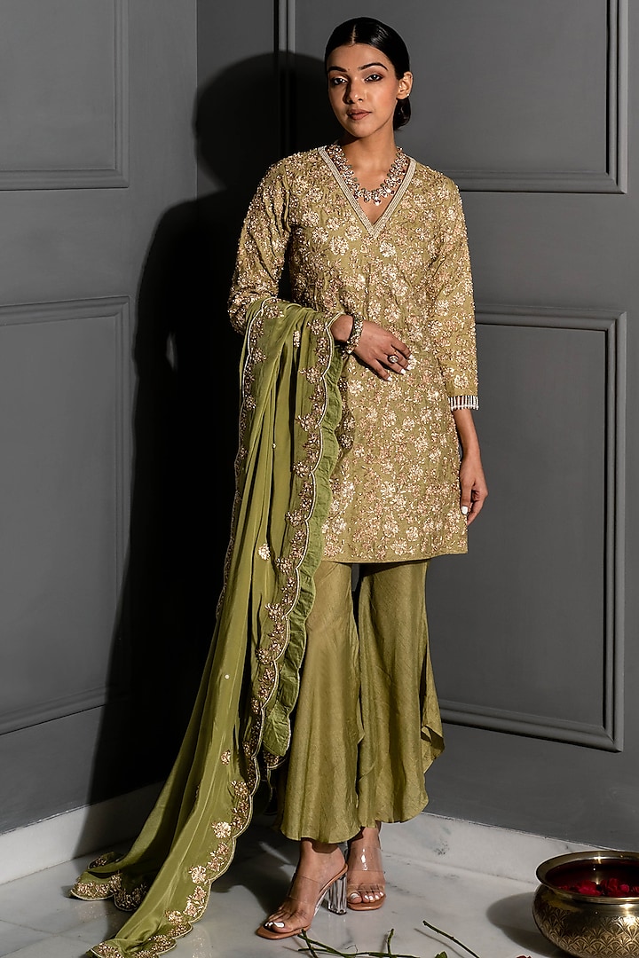 Pear Green Dola Silk Aari & Dabka Hand Embroidered Tunic Set by Auruhfy at Pernia's Pop Up Shop