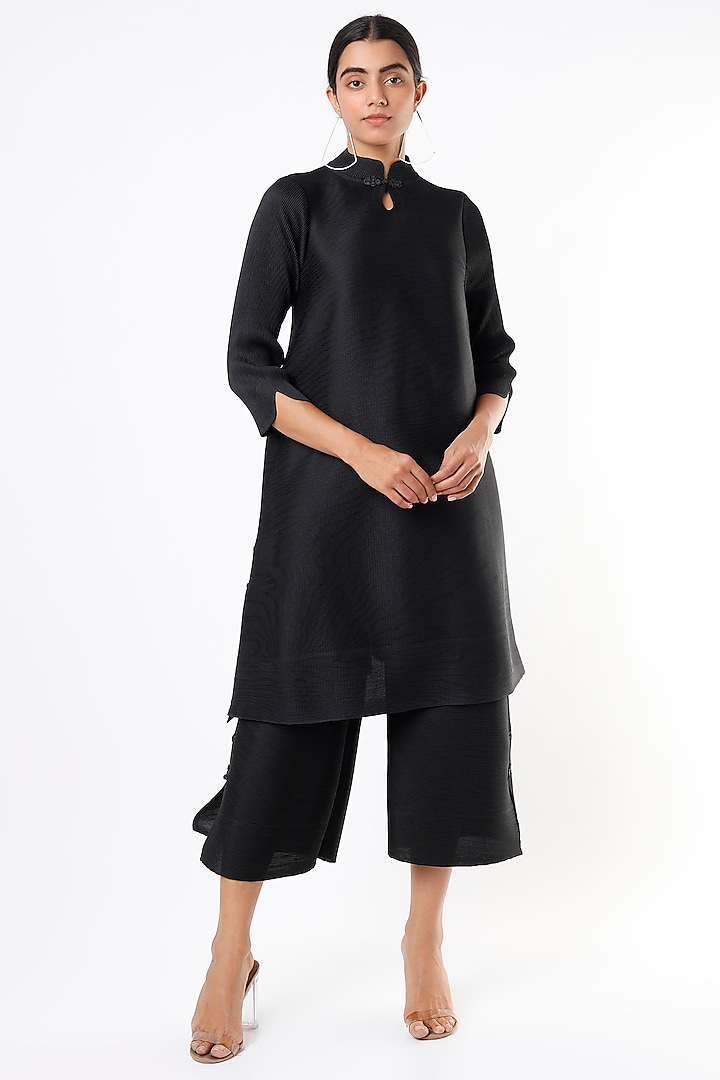 Black Pleated Polyester Kurta Set by Pleats By Aruni