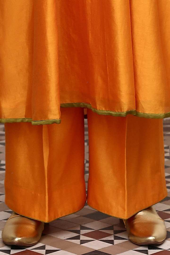 Mango Yellow Chanderi Hand Embroidered Kurta Set by Aravi at Pernia's Pop Up Shop