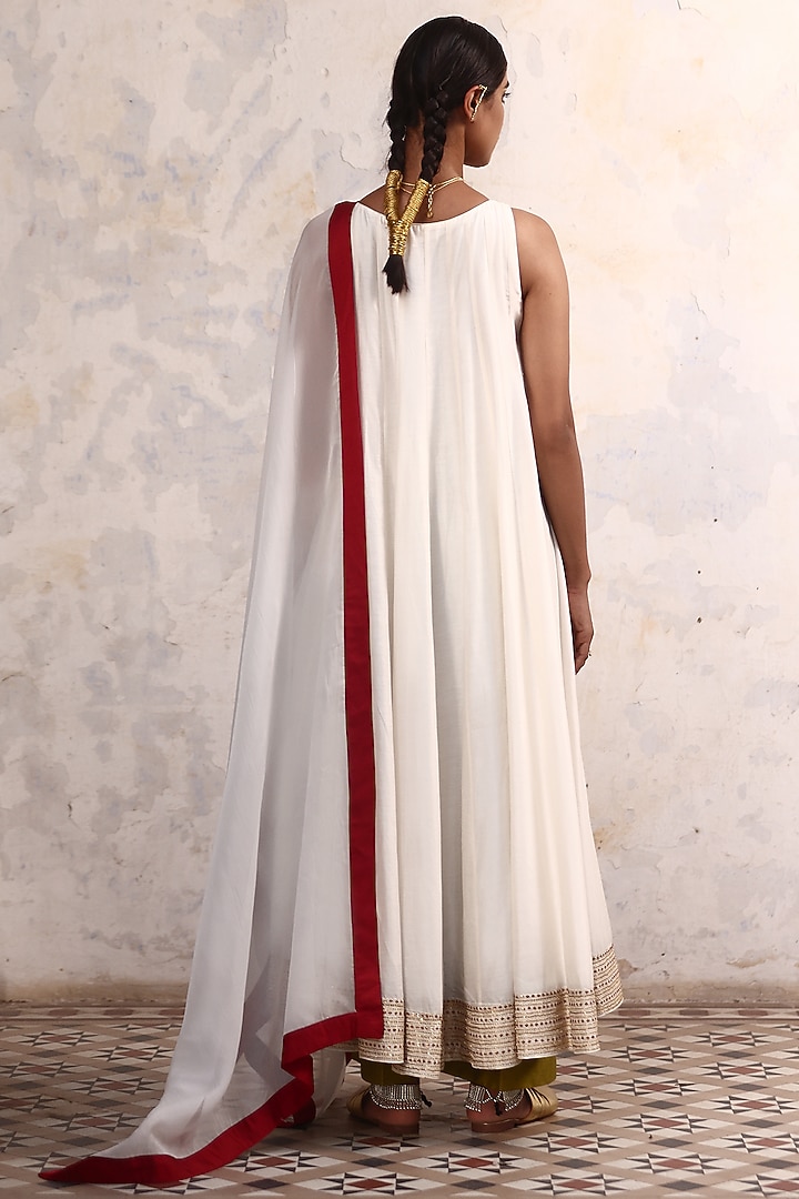 White Chanderi Hand Embroidered Kurta Set by Aravi at Pernia's Pop Up Shop