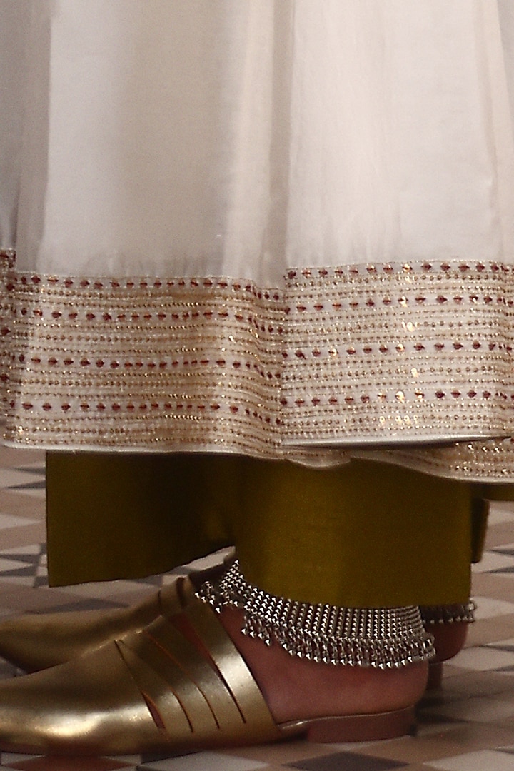 White Chanderi Hand Embroidered Kurta Set by Aravi at Pernia's Pop Up Shop