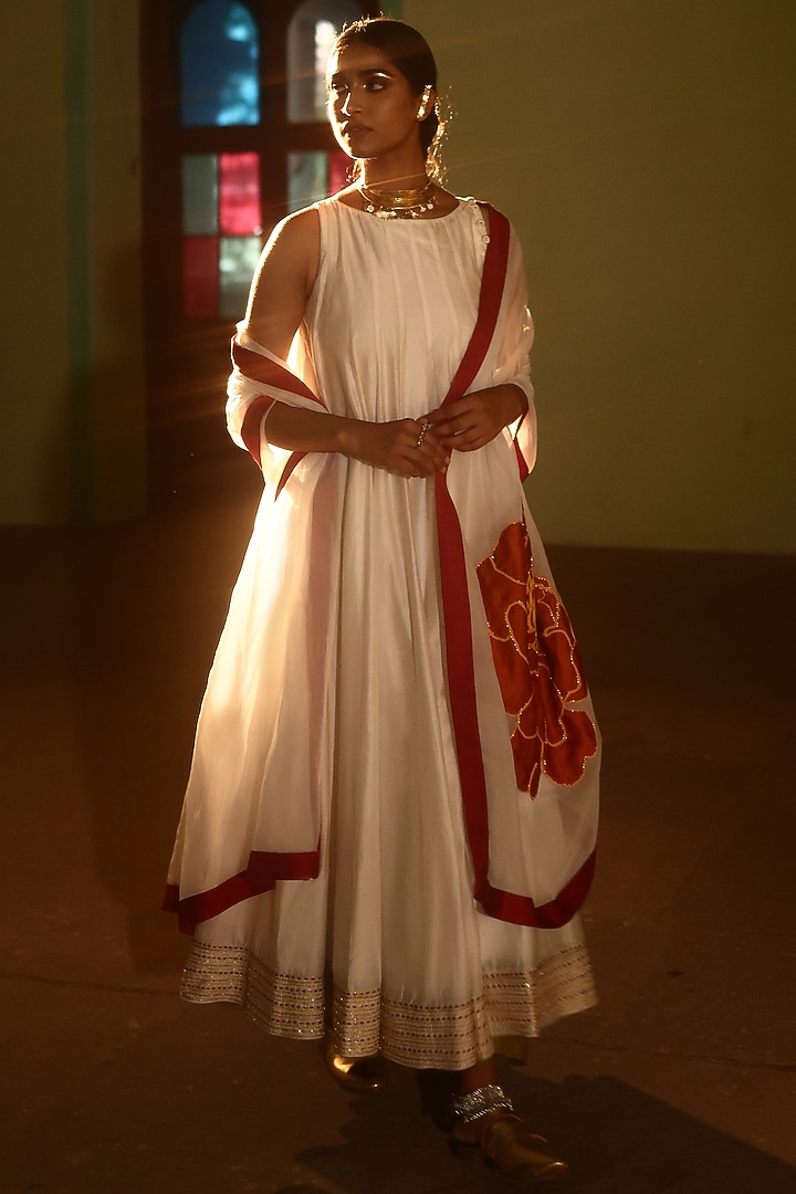 White Chanderi Hand Embroidered Kurta Set by Aravi at Pernia's Pop Up Shop