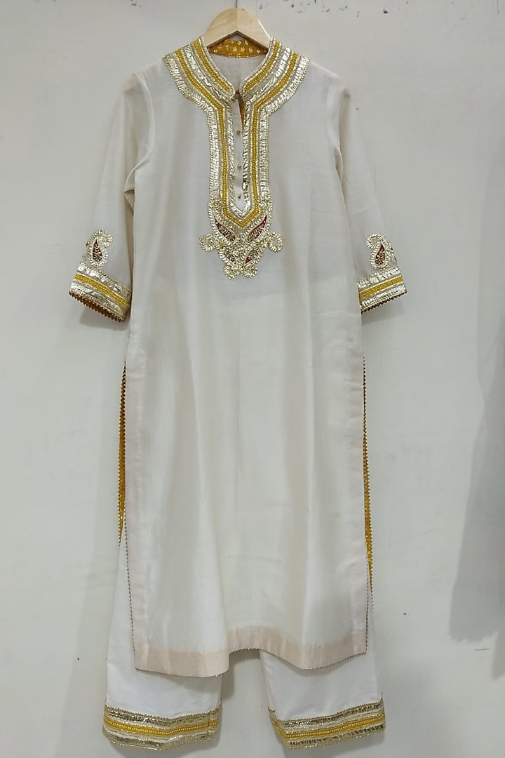 Daisy Ivory Embroidered Kurta Set by Sheetal Batra at Pernia's Pop Up Shop