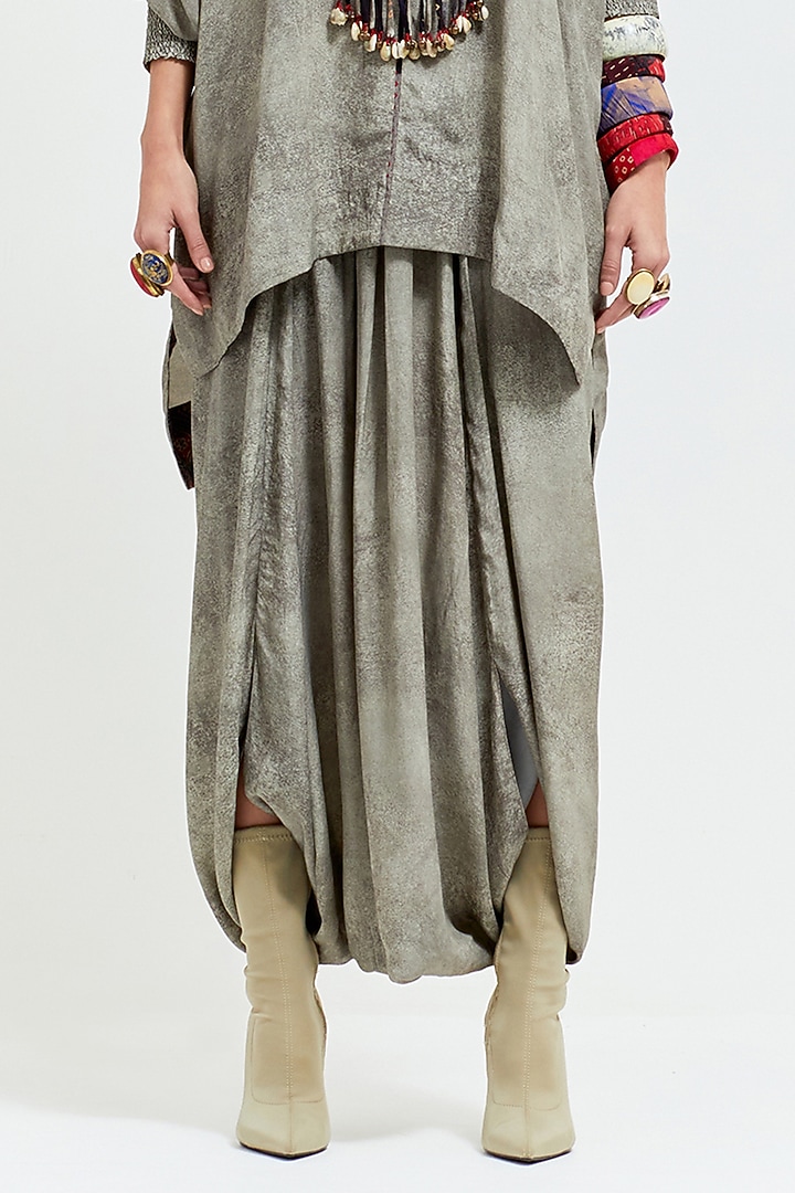 Ash Grey Crinkled Crepe Printed & Resham Thread Embroidered Kurta Set by ASEEM KAPOOR at Pernia's Pop Up Shop