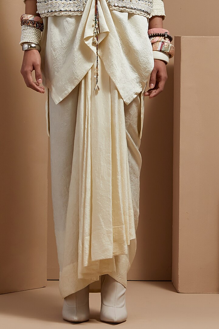 Mogra White Crushed Silk Kurta Set by ASEEM KAPOOR at Pernia's Pop Up Shop