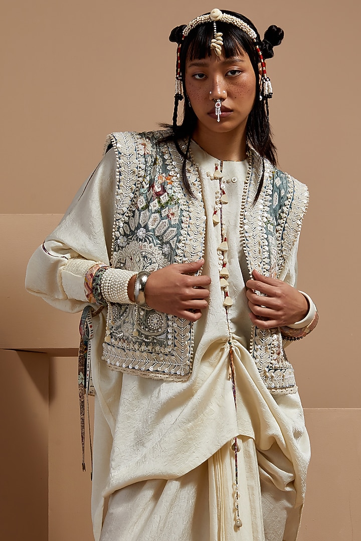 Mogra White Crushed Silk Kurta Set by ASEEM KAPOOR at Pernia's Pop Up Shop