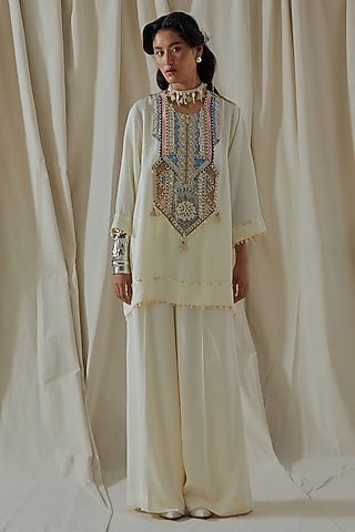 Mogra White Tashan Silk Resham Thread Embroidered Kurta Set by ASEEM KAPOOR
