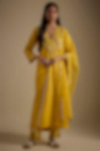 Yellow Chanderi & Muslin Hand Embroidered Kurta Set by ASAGA at Pernia's Pop Up Shop