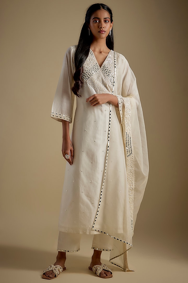 Ivory Chanderi & Muslin Hand Embroidered Kurta Set by ASAGA at Pernia's Pop Up Shop