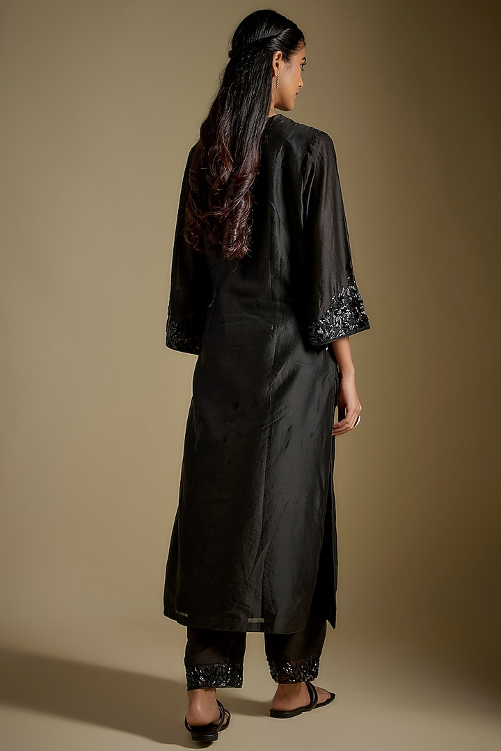 Black Chanderi & Muslin Floral Salli Embroidered Kurta Set by ASAGA at Pernia's Pop Up Shop