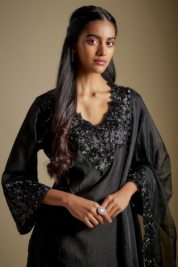 Black Chanderi & Muslin Floral Salli Embroidered Kurta Set by ASAGA at Pernia's Pop Up Shop