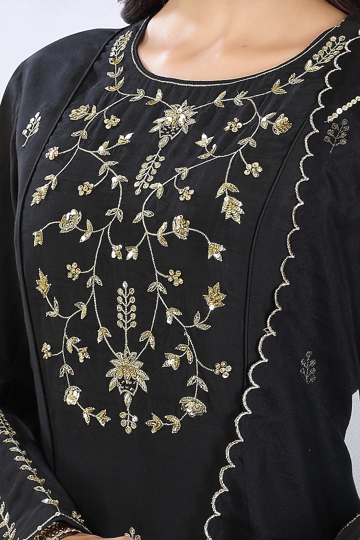 Black Embroidered Kurta Set by ASAGA at Pernia's Pop Up Shop