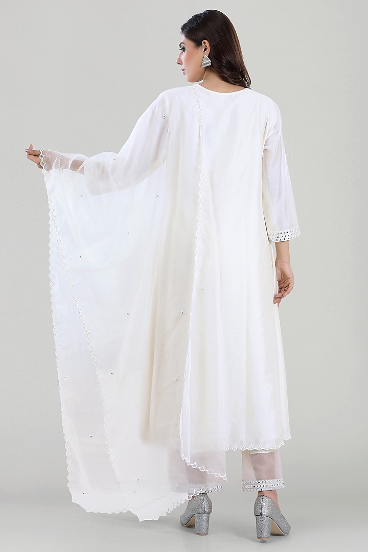 Off White Embroidered Kurta Set by ASAGA at Pernia's Pop Up Shop