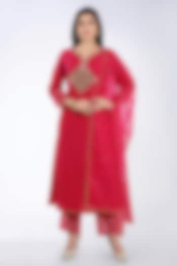 Rani Pink Embroidered Kurta Set by ASAGA at Pernia's Pop Up Shop