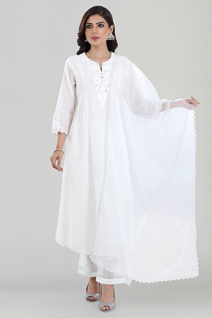 White Embroidered Kurta Set by ASAGA at Pernia's Pop Up Shop