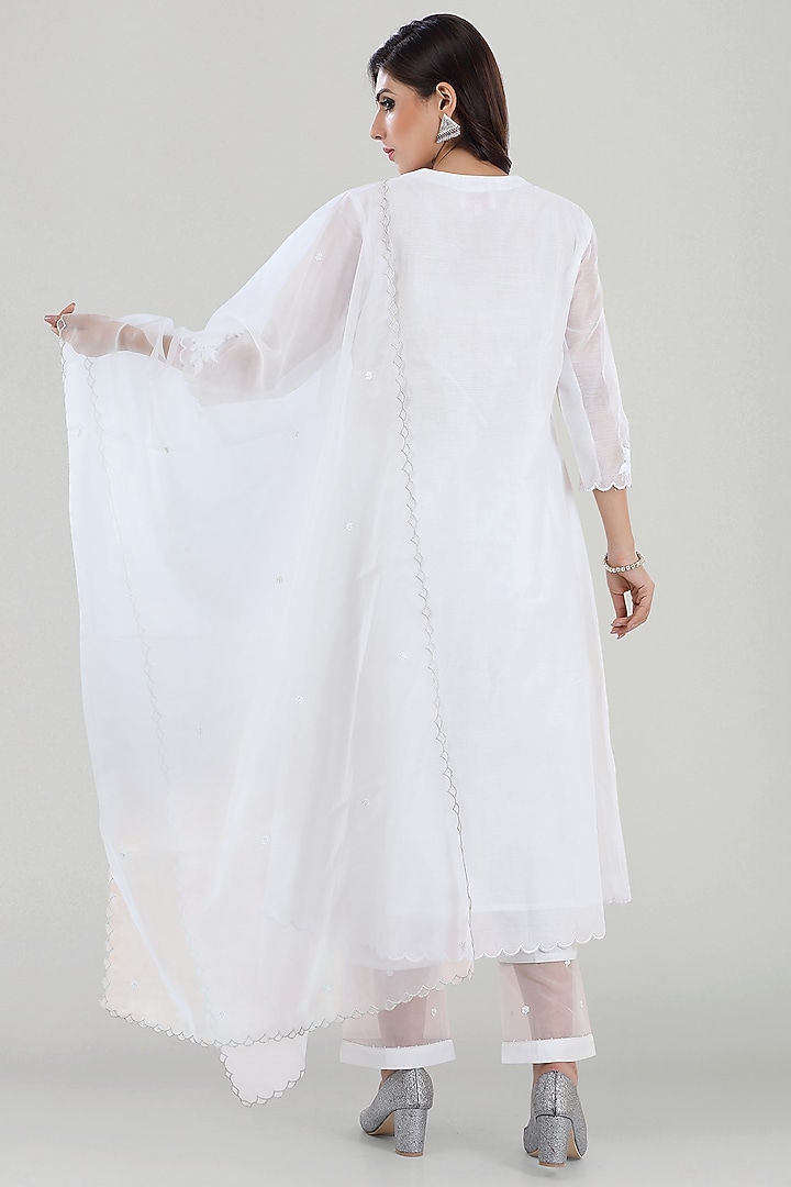 White Embroidered Kurta Set by ASAGA at Pernia's Pop Up Shop