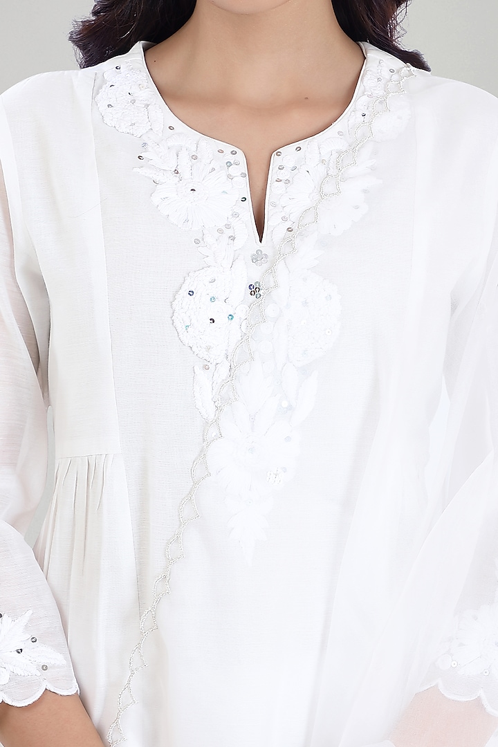 White Embroidered Kurta Set by ASAGA at Pernia's Pop Up Shop
