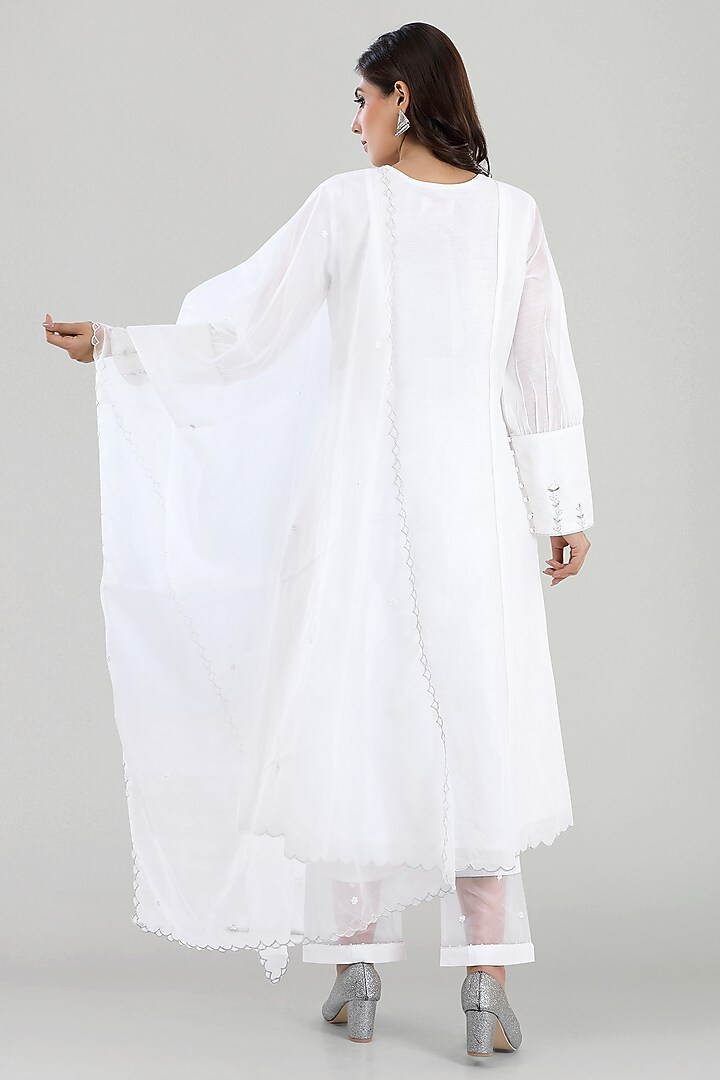 White Hand Embroidered Kurta Set by ASAGA at Pernia's Pop Up Shop