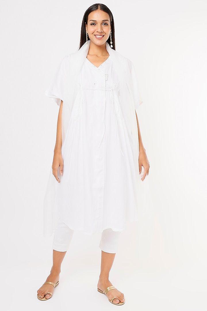 White Embroidered Kurta Set by ASAGA at Pernia's Pop Up Shop