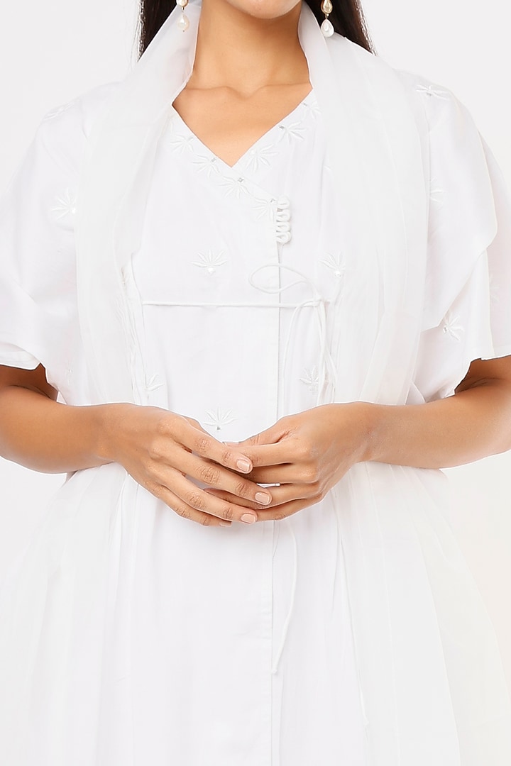 White Embroidered Kurta Set by ASAGA at Pernia's Pop Up Shop