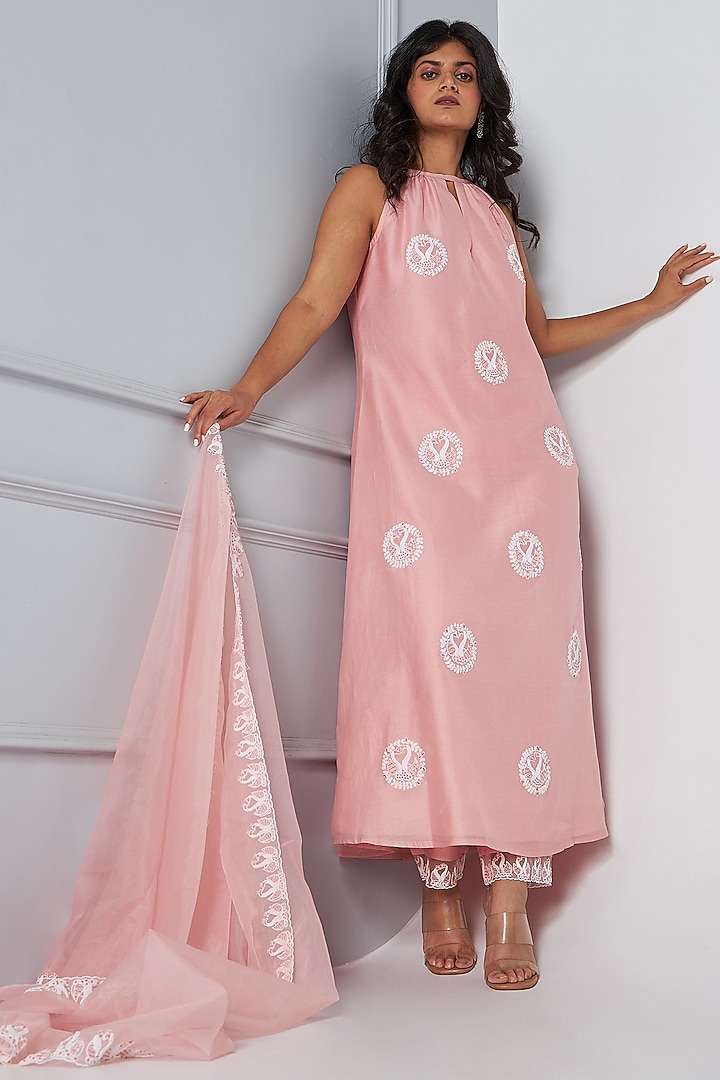 Peach Pink Chanderi Embroidered Kurta Set by ASAGA at Pernia's Pop Up Shop