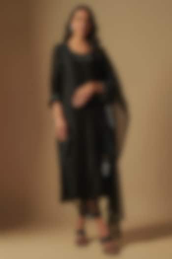 Black Chanderi Hand Embroidered Kurta Set by ASAGA at Pernia's Pop Up Shop