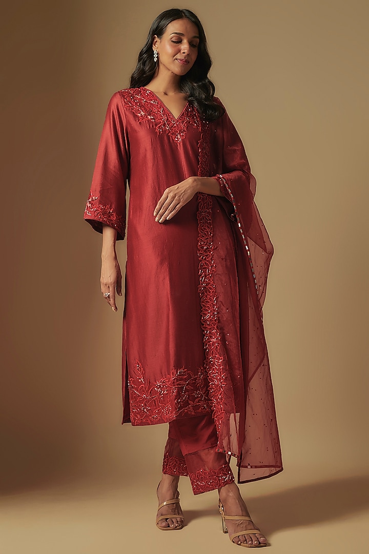 Red Chanderi Floral Hand Embroidered Kurta Set by ASAGA at Pernia's Pop Up Shop