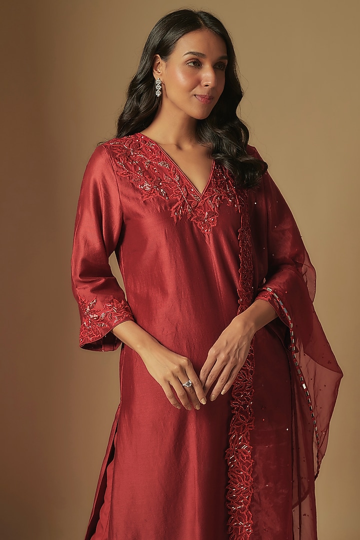 Red Chanderi Floral Hand Embroidered Kurta Set by ASAGA at Pernia's Pop Up Shop