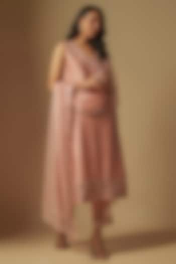 Rose Gold Chanderi Floral Hand Embroidered Kurta Set by ASAGA at Pernia's Pop Up Shop