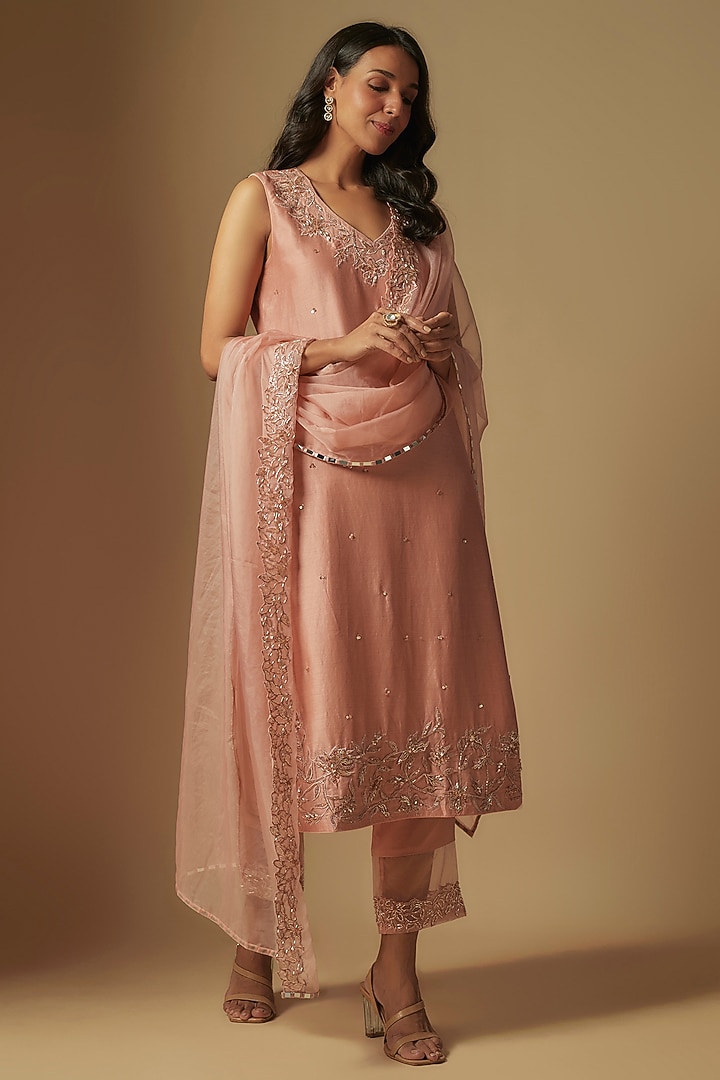 Rose Gold Chanderi Floral Hand Embroidered Kurta Set by ASAGA at Pernia's Pop Up Shop