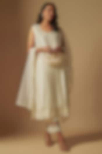 Ivory Chanderi Floral Hand Embroidered Kurta Set by ASAGA at Pernia's Pop Up Shop