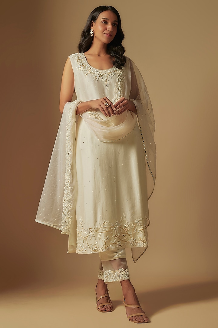 Ivory Chanderi Floral Hand Embroidered Kurta Set by ASAGA at Pernia's Pop Up Shop