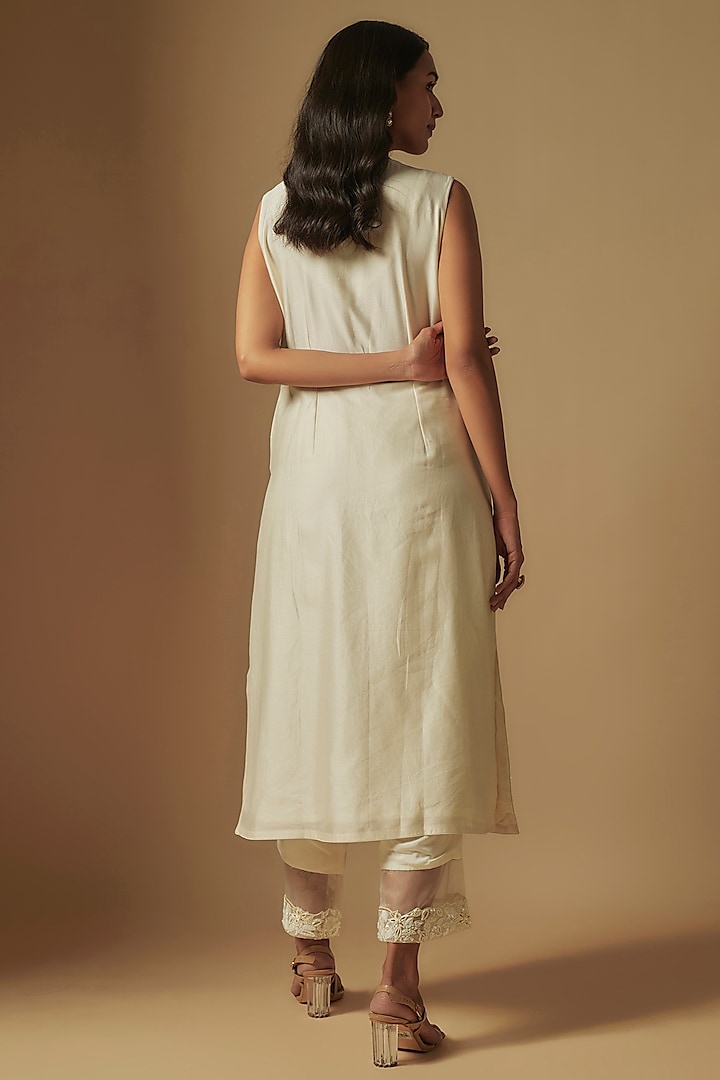 Ivory Chanderi Floral Hand Embroidered Kurta Set by ASAGA at Pernia's Pop Up Shop