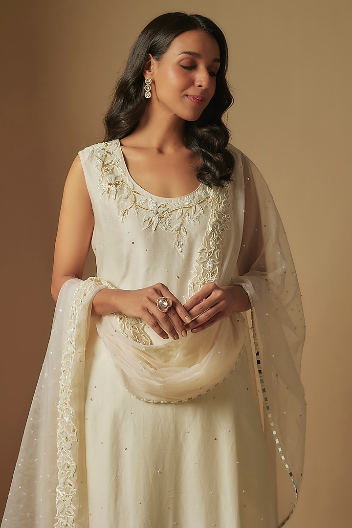 Ivory Chanderi Floral Hand Embroidered Kurta Set by ASAGA at Pernia's Pop Up Shop