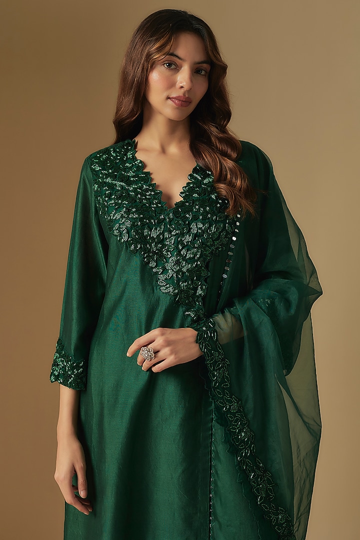 Emerald Green Chanderi Floral Hand Embroidered Kurta Set by ASAGA at Pernia's Pop Up Shop