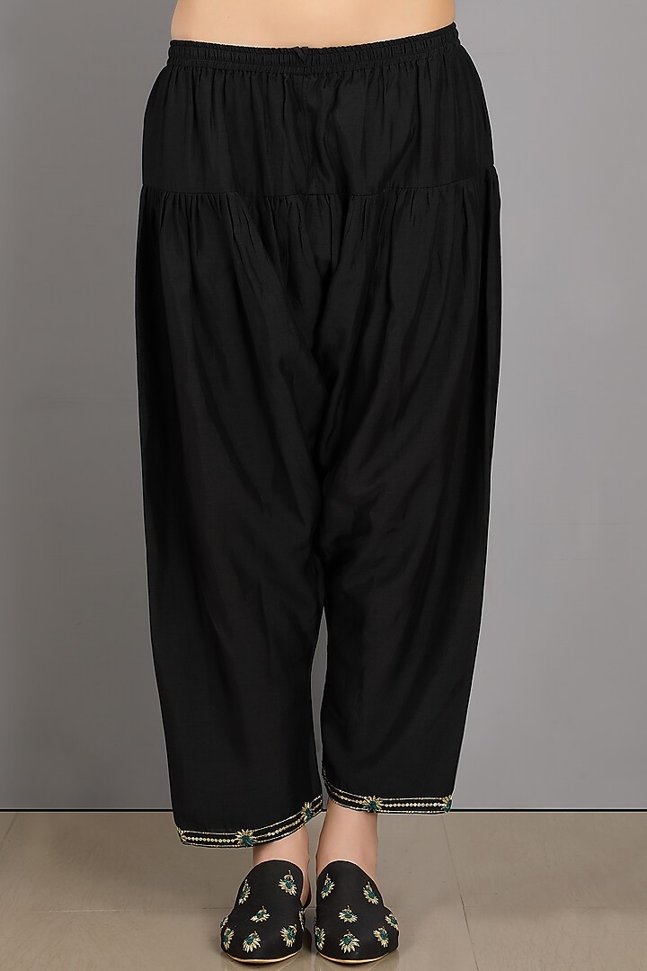 Black Embroidered Kurta Set by ASAGA at Pernia's Pop Up Shop