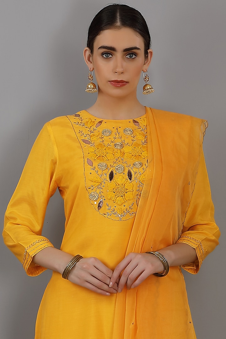 Mustard Embroidered Kurta Set by ASAGA at Pernia's Pop Up Shop